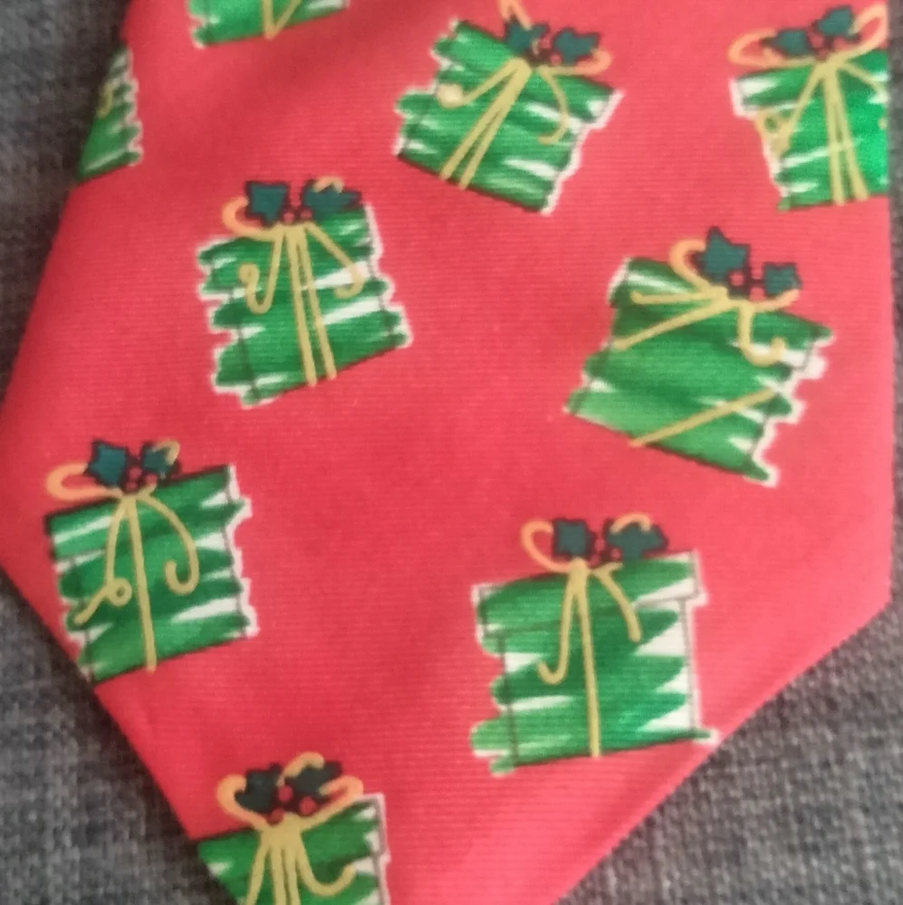 Talbots kids Christmas / Holiday red and green neck tie with bows and holly
